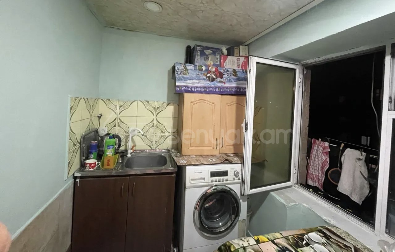 2 Սենյականոց Բնակարան Քարե Շենքում, 45քմ, 3/5 հարկ, Նորմալ Վիճակում, Կահավորված, Արևկող