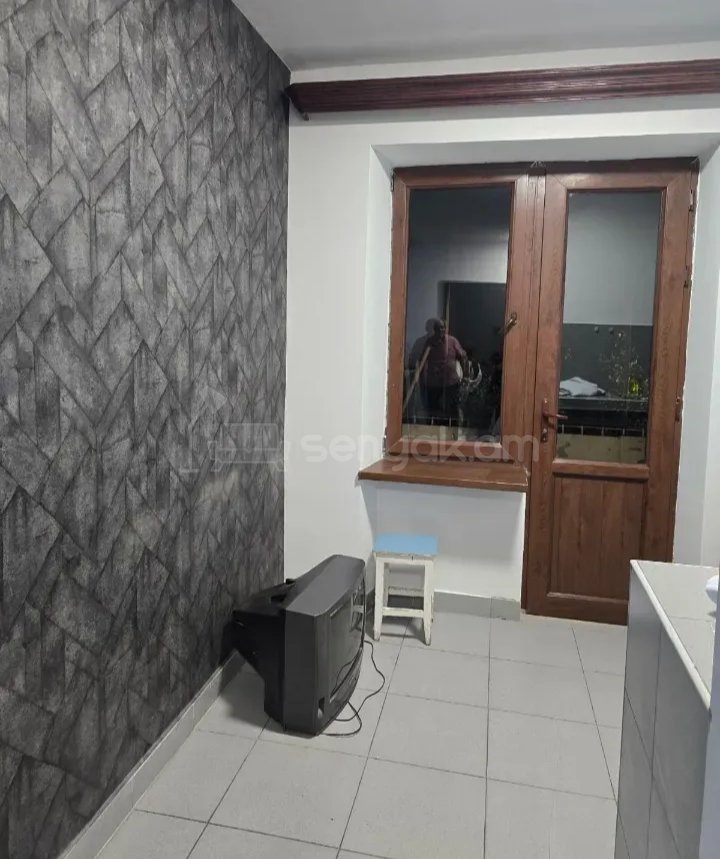 2 Սենյականոց Բնակարան Քարե Շենքում, 55քմ, 4/9 հարկ, Նորմալ Վիճակում, Կահավորված