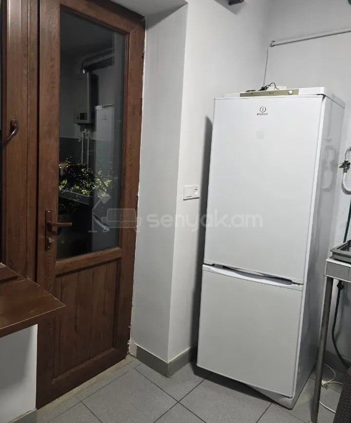 2 Սենյականոց Բնակարան Քարե Շենքում, 55քմ, 4/9 հարկ, Նորմալ Վիճակում, Կահավորված