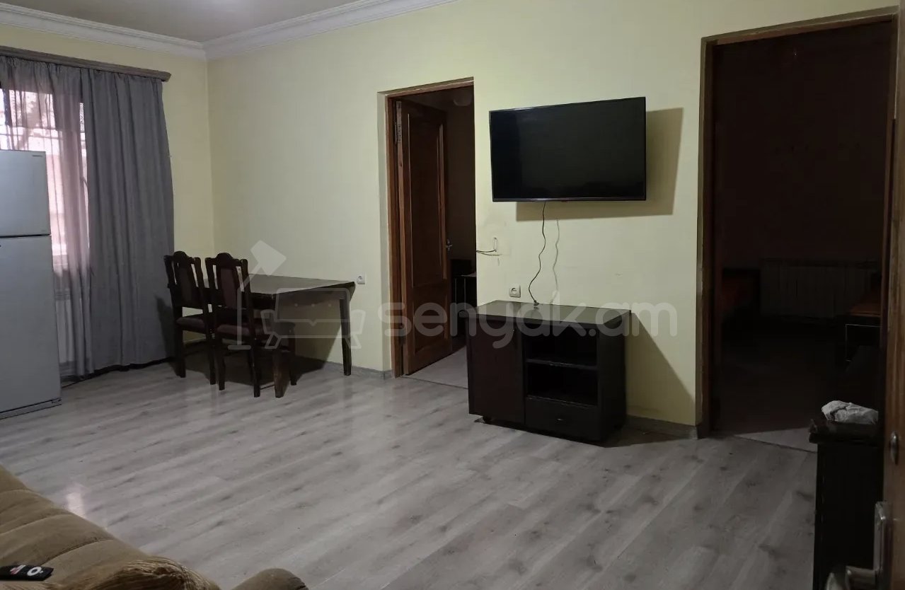 3 Սենյականոց Բնակարան Քարե Շենքում, 77քմ, 1/1 հարկ, Կապիտալ Վերանորոգված, Կահավորված