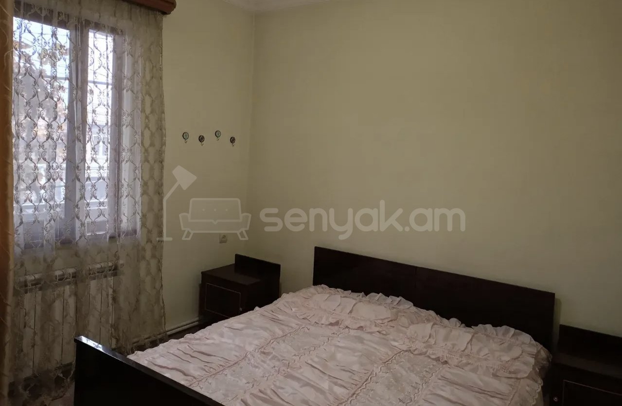 3 Սենյականոց Բնակարան Քարե Շենքում, 77քմ, 1/1 հարկ, Կապիտալ Վերանորոգված, Կահավորված