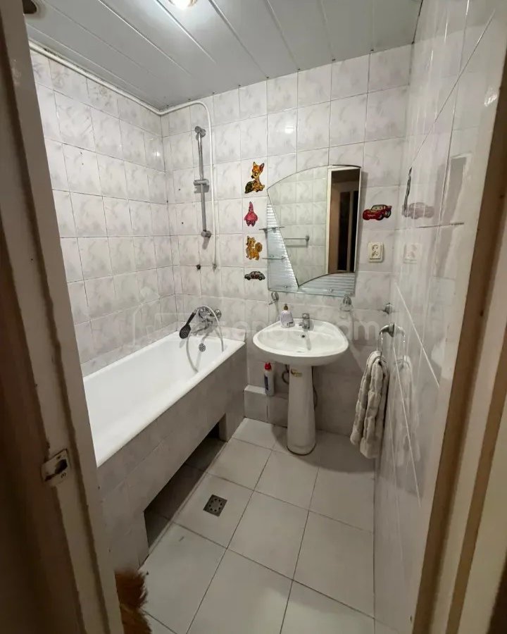 4 Սենյականոց Բնակարան, 95քմ, 6/9 հարկ, Նորմալ Վիճակում, Մասամբ Կահավորված