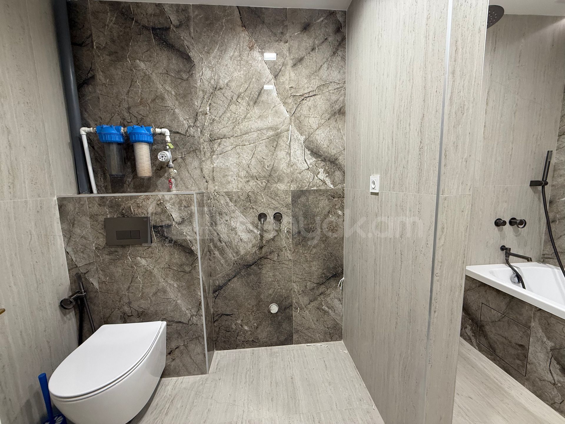 3 Սենյականոց Բնակարան Քարե Շենքում, 82քմ, 5/5 հարկ, Կապիտալ Վերանորոգված