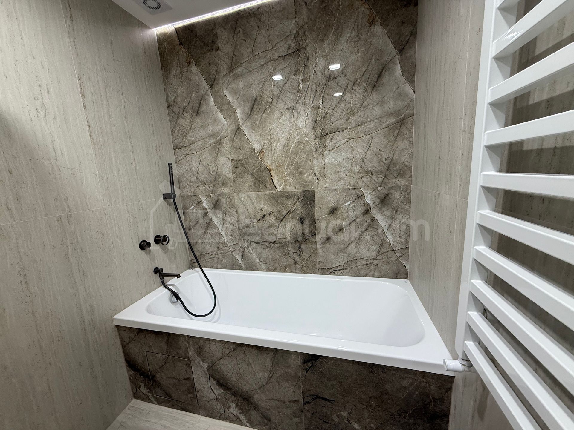 3 Սենյականոց Բնակարան Քարե Շենքում, 82քմ, 5/5 հարկ, Կապիտալ Վերանորոգված