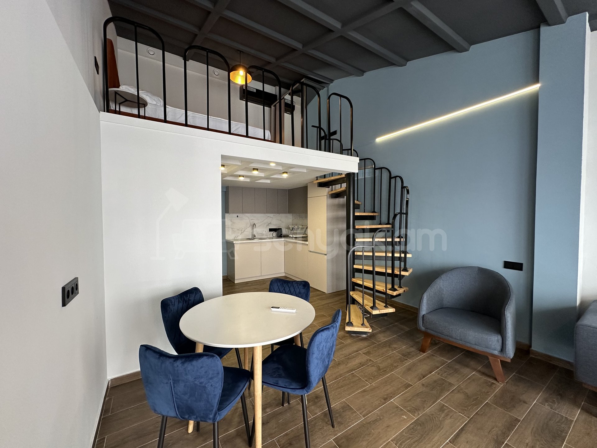 2 Սենյականոց Բնակարան Քարե Շենքում, 95քմ, 5/5 հարկ, Դիզայներական Վերանորոգված, Կահավորված