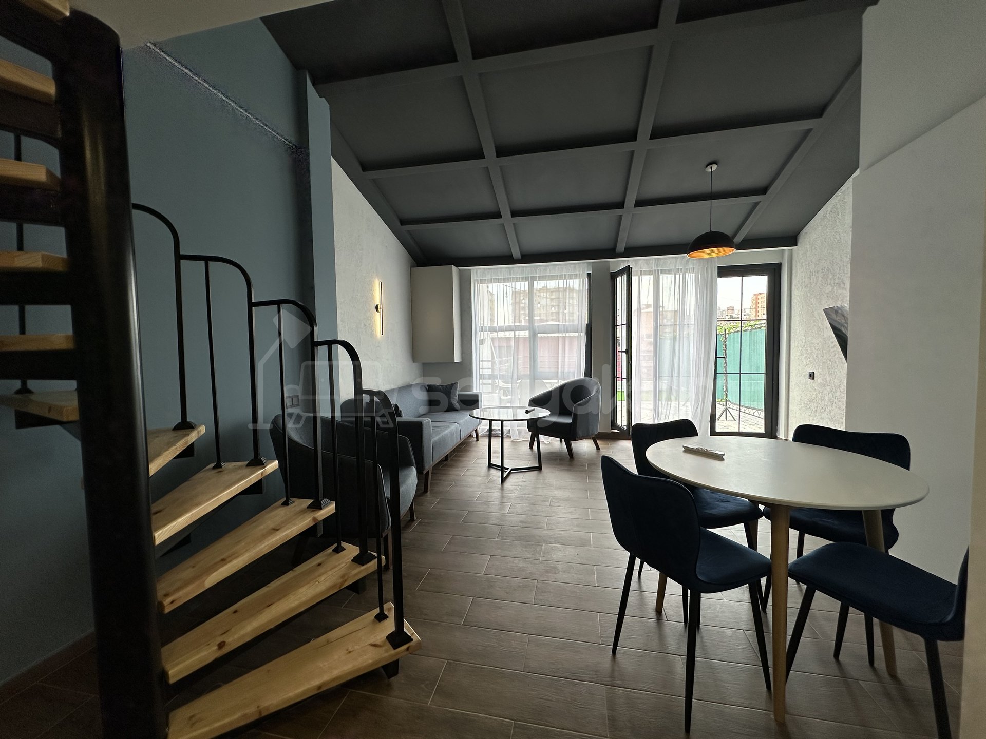 2 Սենյականոց Բնակարան Քարե Շենքում, 95քմ, 5/5 հարկ, Դիզայներական Վերանորոգված, Կահավորված