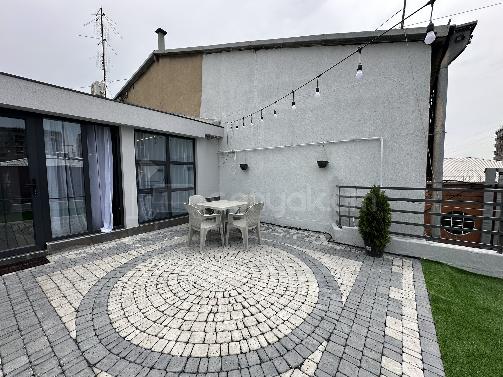 2 Սենյականոց Բնակարան Քարե Շենքում, 95քմ, 5/5 հարկ, Դիզայներական Վերանորոգված, Կահավորված