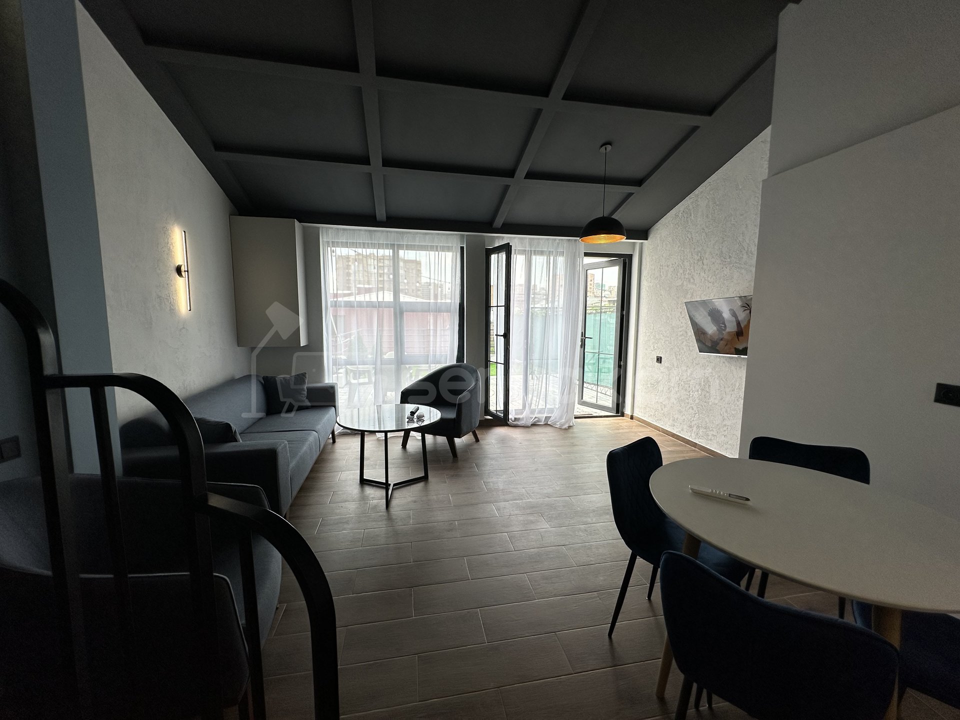 2 Սենյականոց Բնակարան Քարե Շենքում, 95քմ, 5/5 հարկ, Դիզայներական Վերանորոգված, Կահավորված