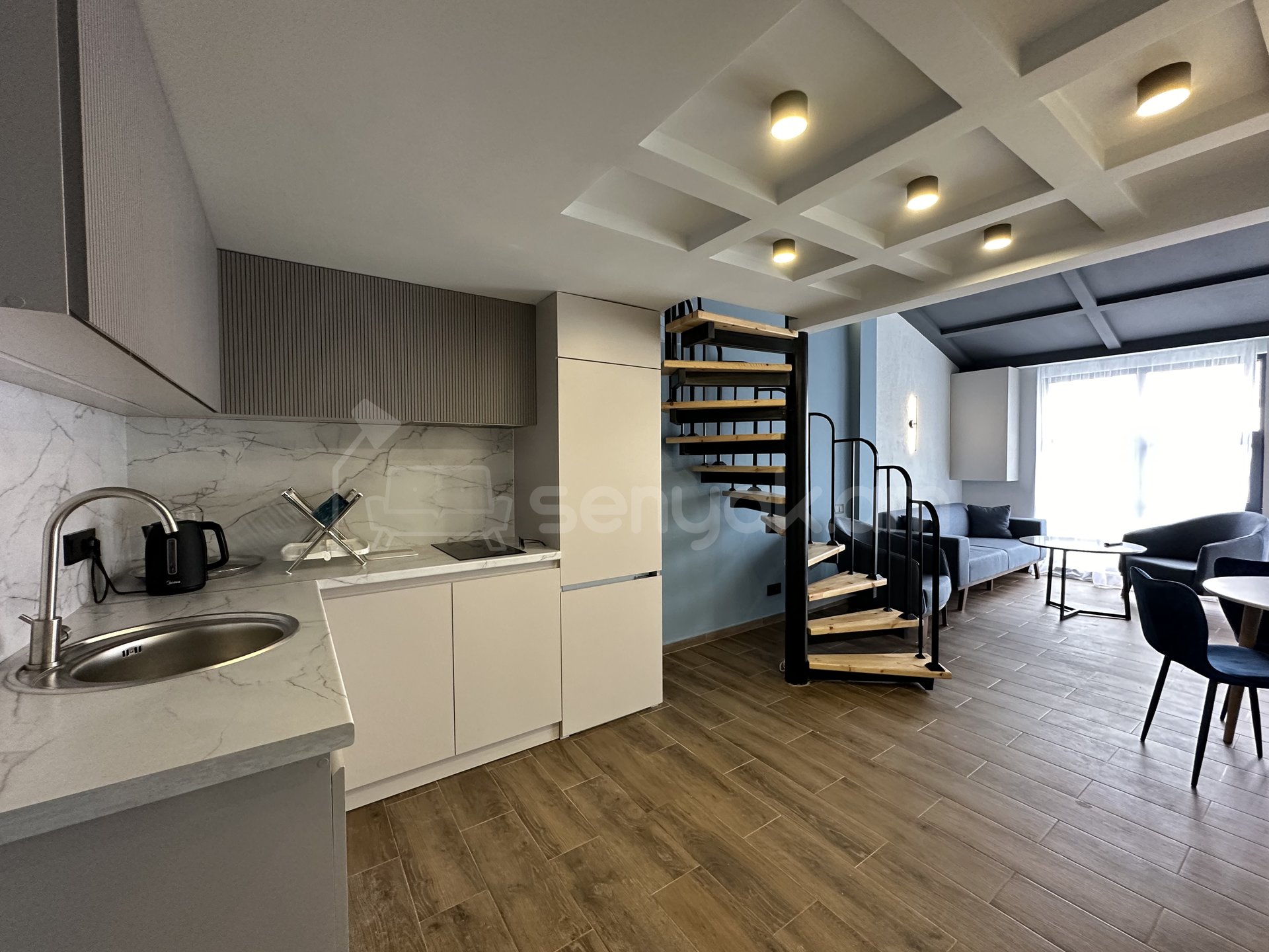 2 Սենյականոց Բնակարան Քարե Շենքում, 95քմ, 5/5 հարկ, Դիզայներական Վերանորոգված, Կահավորված