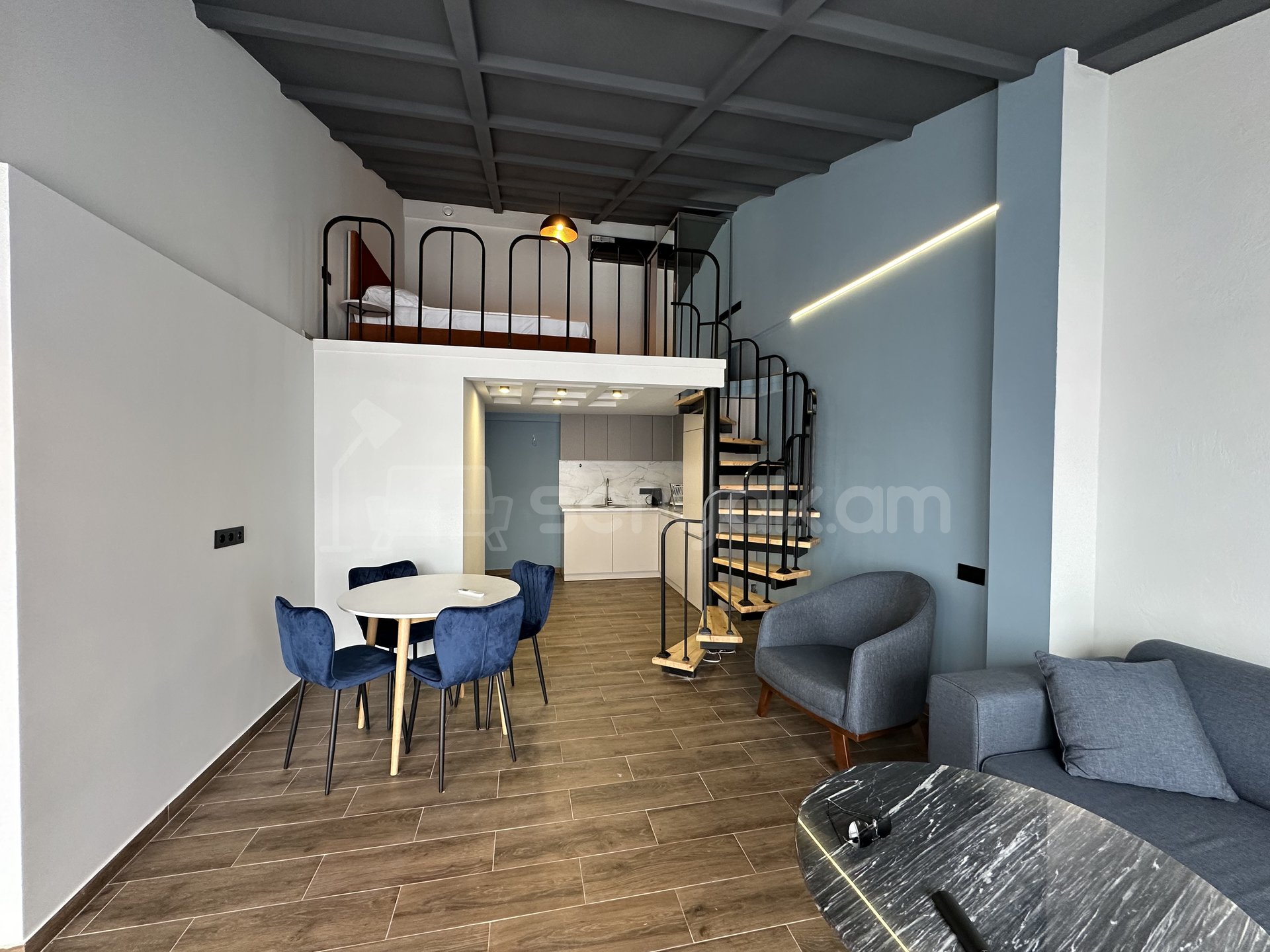 2 Սենյականոց Բնակարան Քարե Շենքում, 95քմ, 5/5 հարկ, Դիզայներական Վերանորոգված, Կահավորված