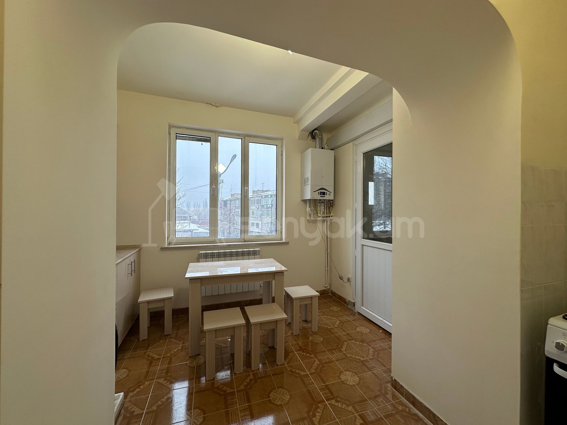 3 Սենյականոց Բնակարան Քարե Շենքում, 70քմ, 2/4 հարկ, Կապիտալ Վերանորոգված, Կահավորված, Արևկող