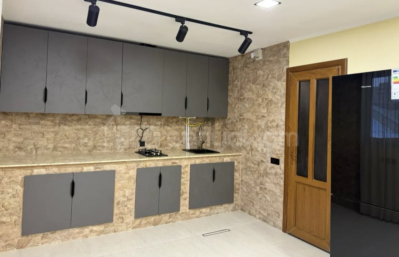 3 Սենյականոց Բնակարան Քարե Շենքում, 68քմ, 2/2 հարկ, Նորմալ Վիճակում, Կահավորված