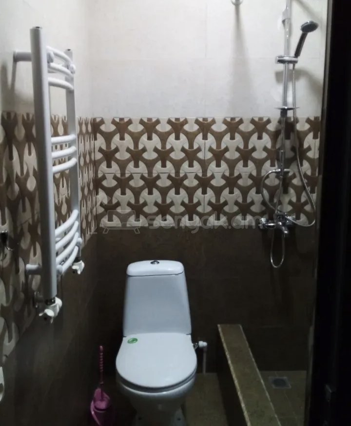 3 Սենյականոց Բնակարան Քարե Շենքում, 68քմ, 2/2 հարկ, Նորմալ Վիճակում, Կահավորված