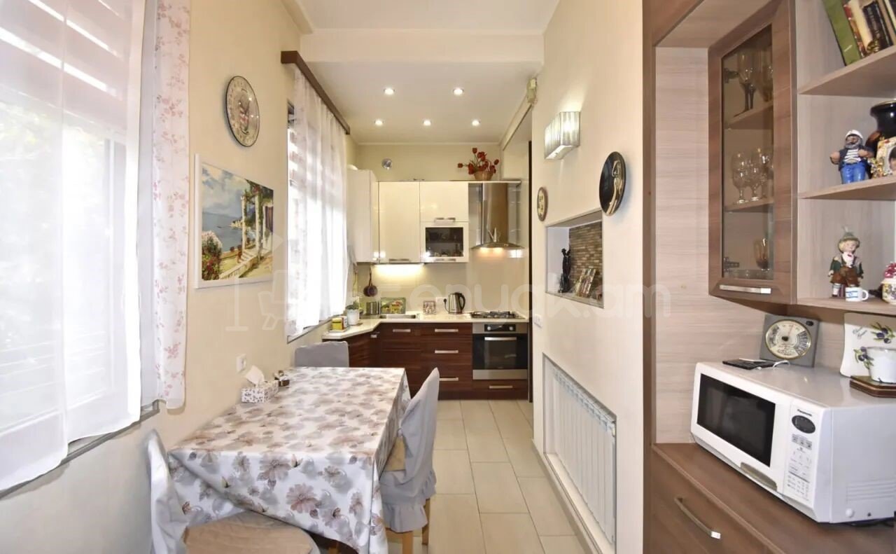 2 Սենյականոց Բնակարան Քարե Շենքում, 60քմ, 2/4 հարկ, Կապիտալ Վերանորոգված