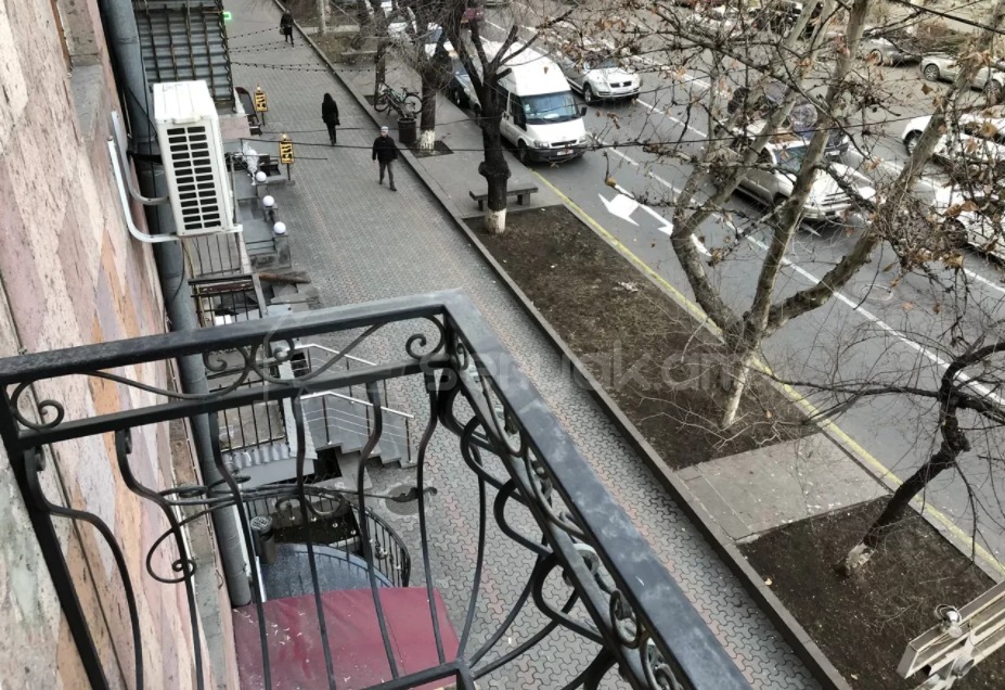 2 Սենյականոց Բնակարան Քարե Շենքում, 60քմ, 2/3 հարկ, Կապիտալ Վերանորոգված