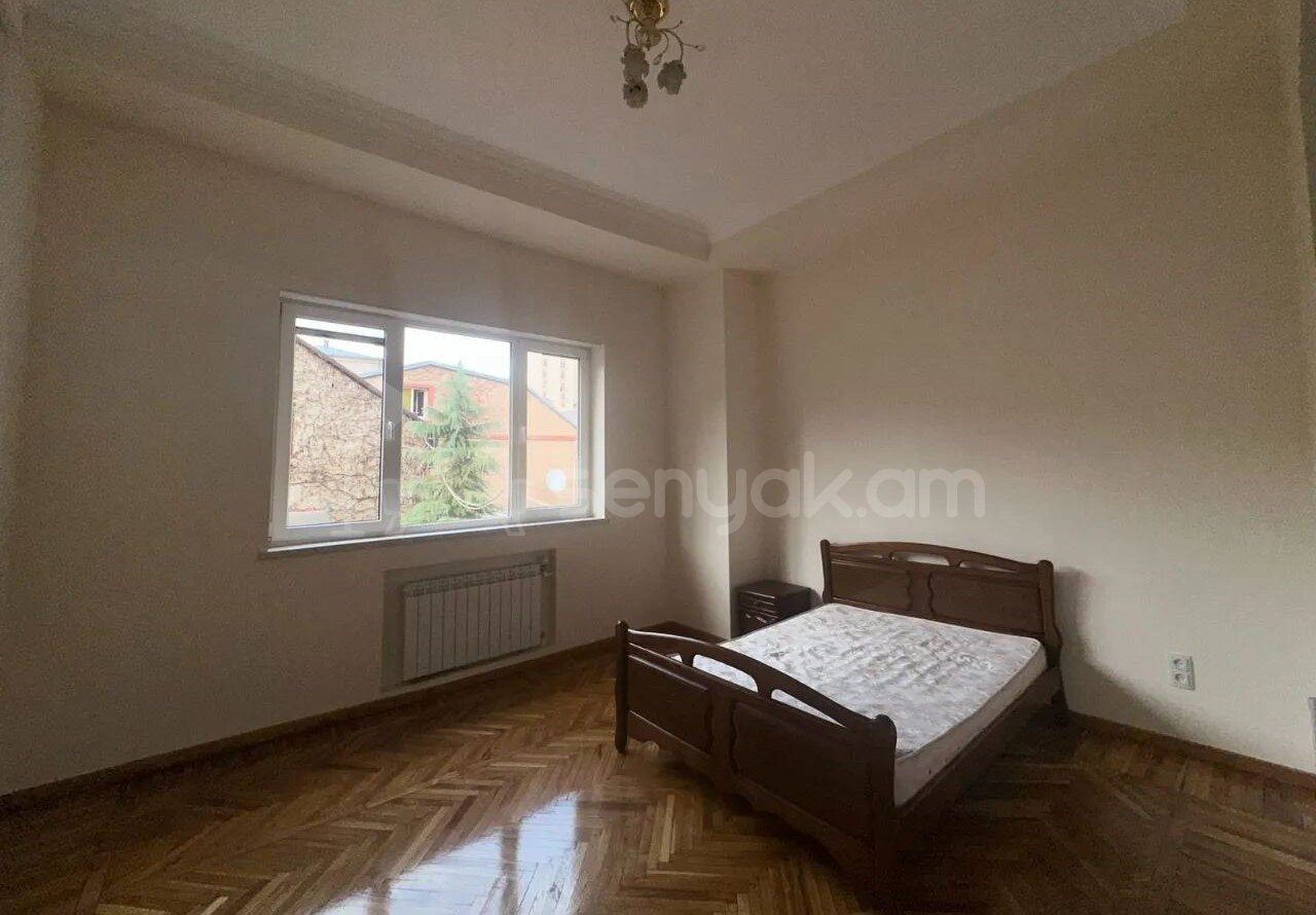 3 Սենյականոց Բնակարան Քարե Շենքում, 91քմ, 2/5 հարկ, Նորմալ Վիճակում