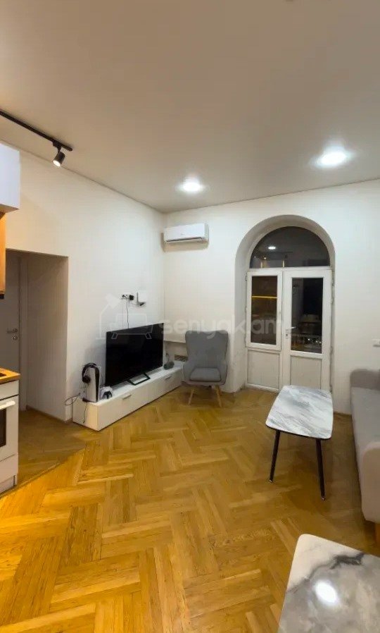 2 Սենյականոց Բնակարան Քարե Շենքում, 43քմ, 3/4 հարկ, Կապիտալ Վերանորոգված