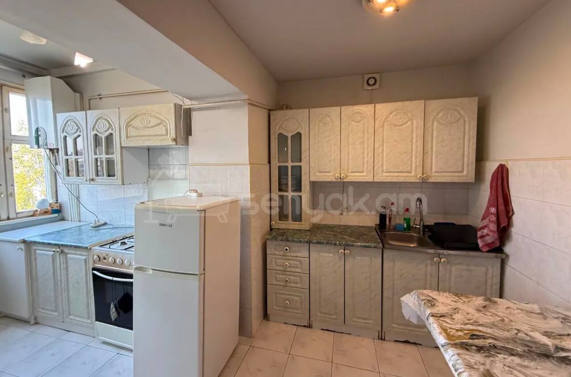 3 Սենյականոց Բնակարան Քարե Շենքում, 64քմ, 5/5 հարկ, Նորմալ Վիճակում, Կահավորված