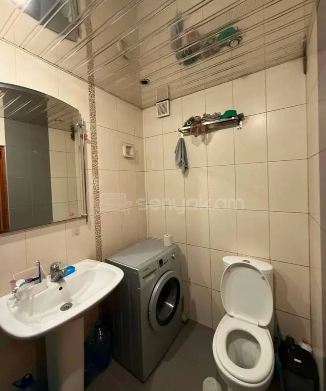 3 Սենյականոց Բնակարան Քարե Շենքում, 64քմ, 5/5 հարկ, Նորմալ Վիճակում, Կահավորված