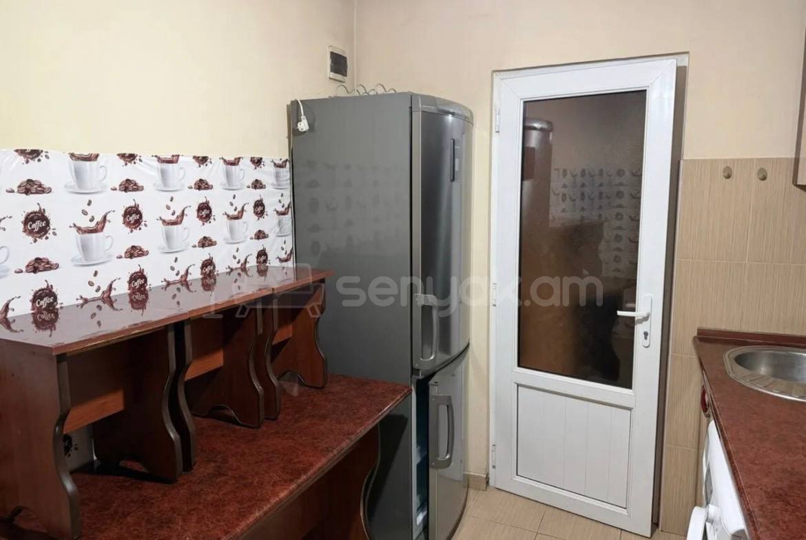 3 Սենյականոց Բնակարան Քարե Շենքում, 85քմ, 3/6 հարկ, Նորմալ Վիճակում, Կահավորված