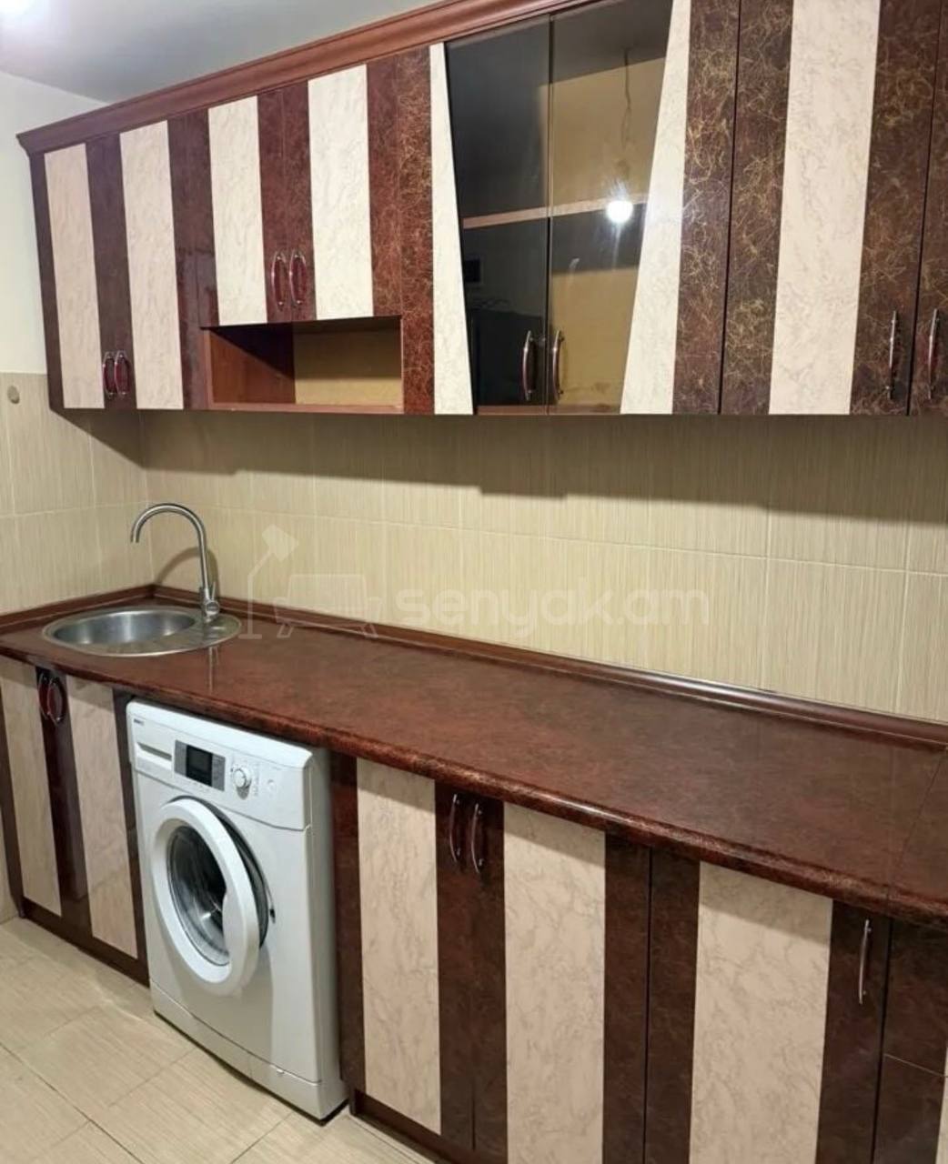 3 Սենյականոց Բնակարան Քարե Շենքում, 85քմ, 3/6 հարկ, Նորմալ Վիճակում, Կահավորված