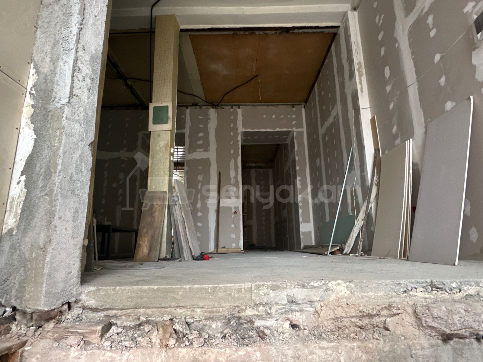 3 Սենյականոց Բնակարան Քարե Շենքում, 112քմ, 2/4 հարկ, Զրոյական Վիճակում