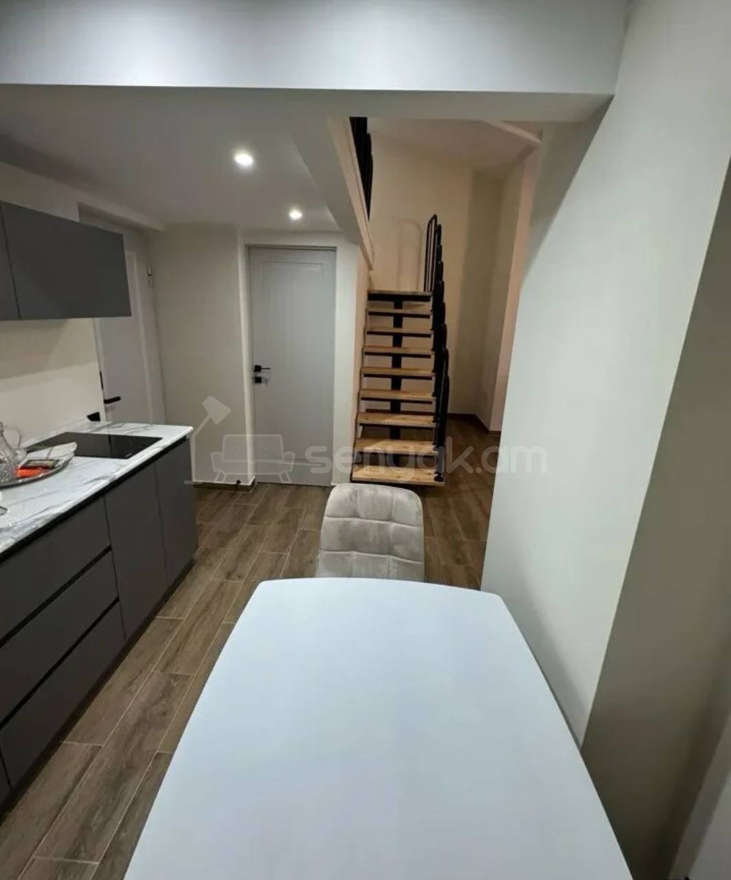 1 Սենյականոց Բնակարան Քարե Շենքում, 100քմ, 5/5 հարկ, Դիզայներական Վերանորոգված, Կահավորված