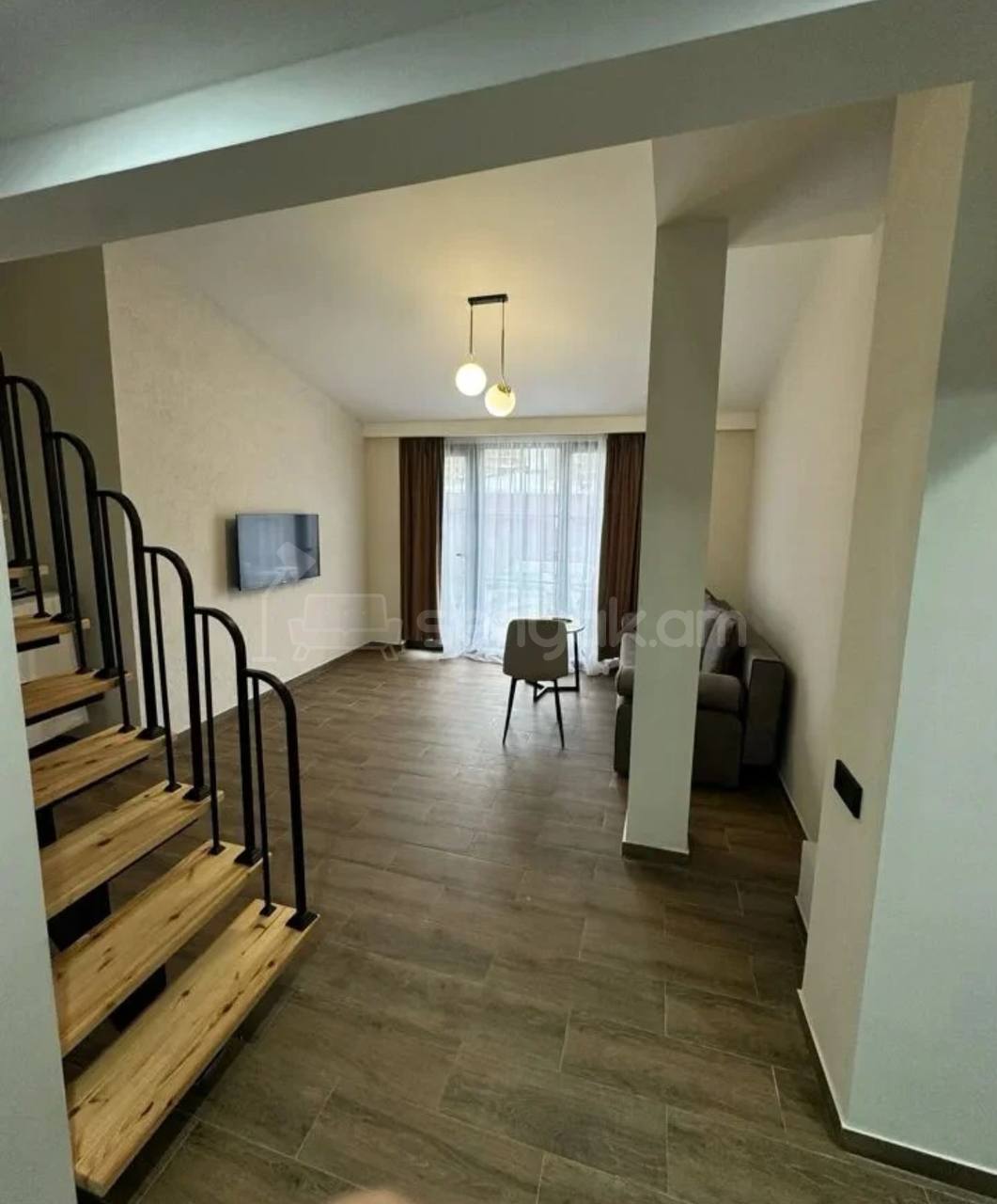 1 Սենյականոց Բնակարան Քարե Շենքում, 100քմ, 5/5 հարկ, Դիզայներական Վերանորոգված, Կահավորված