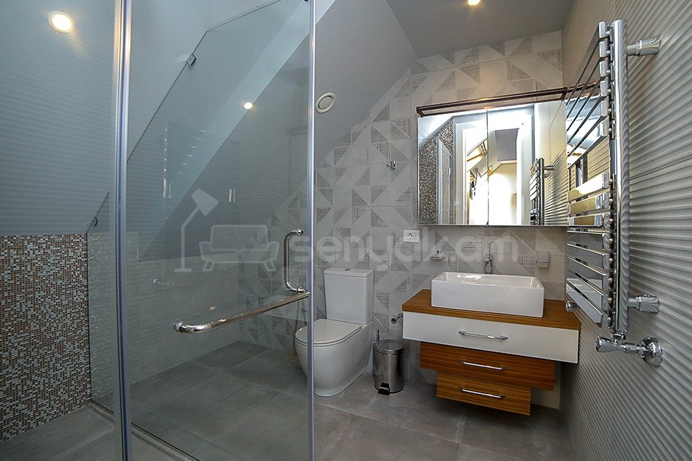 4 Սենյականոց Բնակարան Քարե Շենքում, 144քմ, 5/5 հարկ, Դիզայներական Վերանորոգված