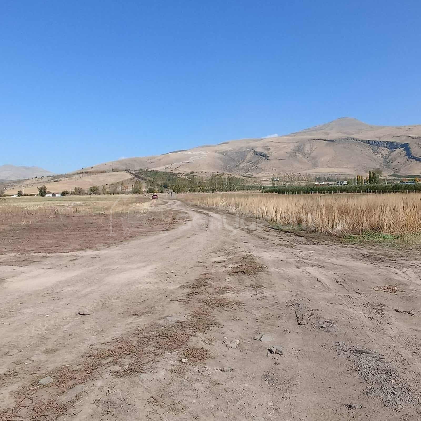 Բնակելի Նշանակության Հողատարածք, 2015քմ, Խմելու Ջրով, Էլեկտրականությամբ