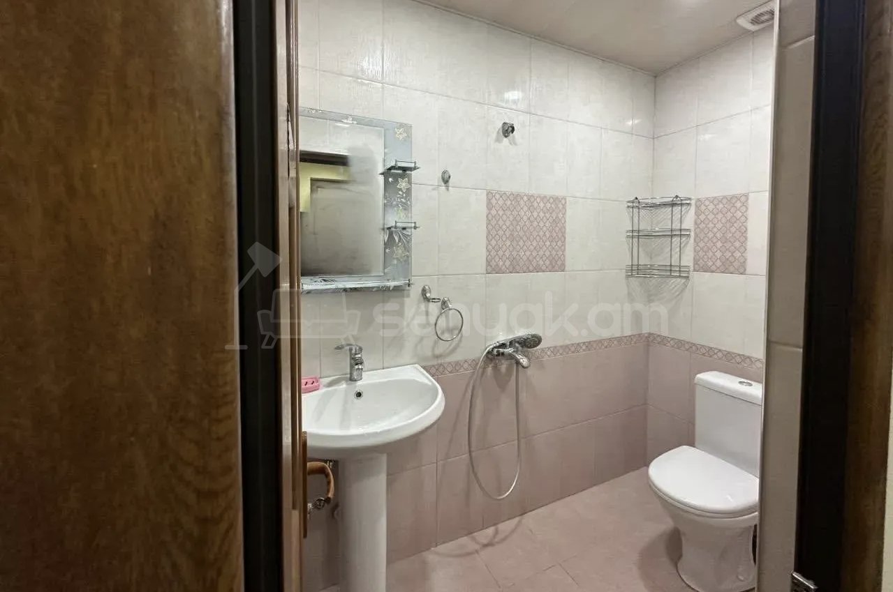 2 Սենյականոց Բնակարան Քարե Շենքում, 55քմ, 1/1 հարկ, Նորմալ Վիճակում, Կահավորված, Արևկող