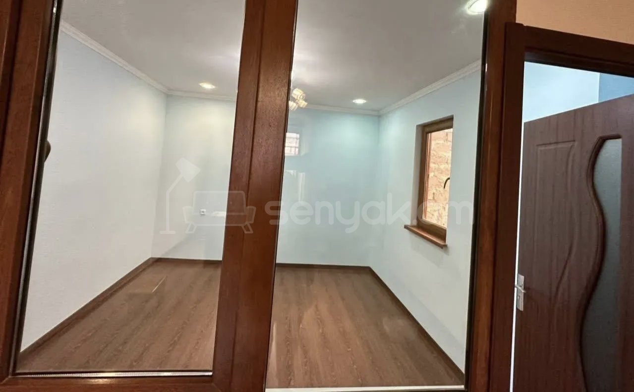 2 Սենյականոց Բնակարան Քարե Շենքում, 55քմ, 1/1 հարկ, Նորմալ Վիճակում, Կահավորված, Արևկող