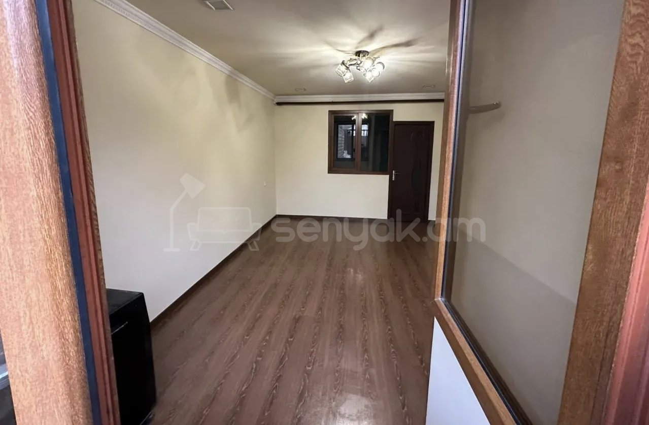 2 Սենյականոց Բնակարան Քարե Շենքում, 55քմ, 1/1 հարկ, Նորմալ Վիճակում, Կահավորված, Արևկող