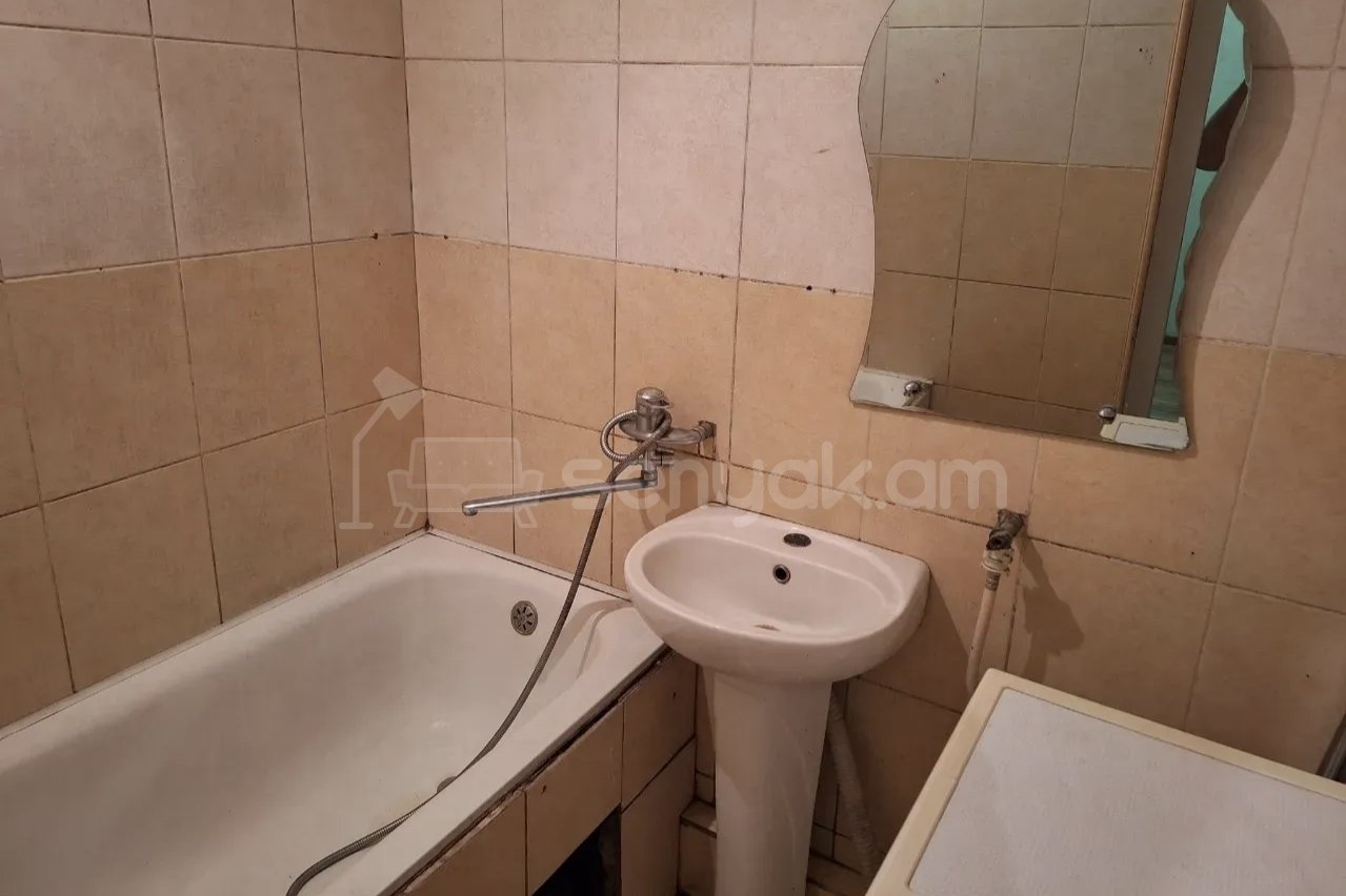 1 Սենյականոց Բնակարան Քարե Շենքում, 44քմ, 1/5 հարկ, Նորմալ Վիճակում, Կահավորված