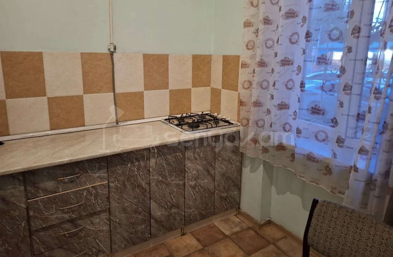 1 Սենյականոց Բնակարան Քարե Շենքում, 44քմ, 1/5 հարկ, Նորմալ Վիճակում, Կահավորված