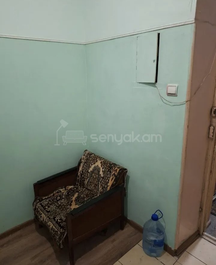 1 Սենյականոց Բնակարան Քարե Շենքում, 44քմ, 1/5 հարկ, Նորմալ Վիճակում, Կահավորված