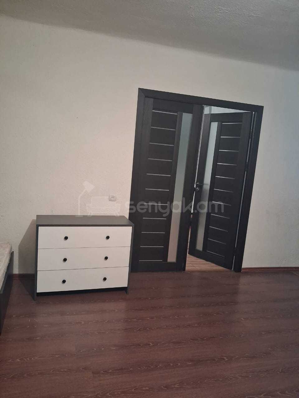 3 Սենյականոց Բնակարան Քարե Շենքում, 87քմ, 4/4 հարկ, Նորմալ Վիճակում, Կահավորված