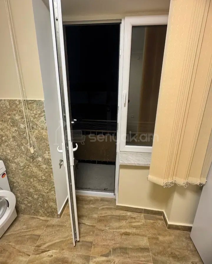 3 Սենյականոց Բնակարան Քարե Շենքում, 55քմ, 2/5 հարկ, Նորմալ Վիճակում, Կահավորված