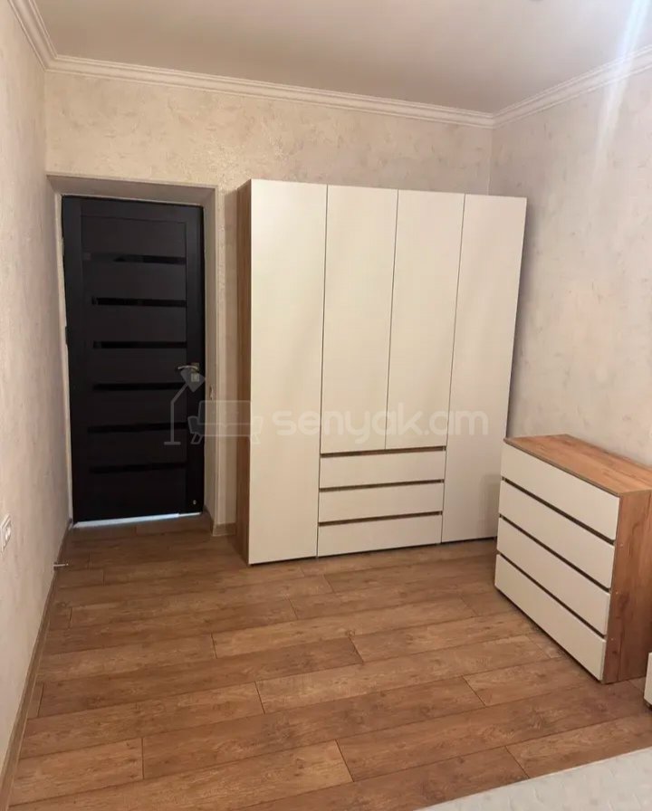 3 Սենյականոց Բնակարան Քարե Շենքում, 55քմ, 2/5 հարկ, Նորմալ Վիճակում, Կահավորված