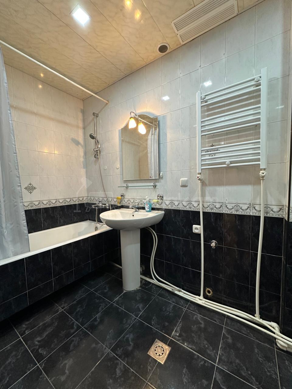 2 Սենյականոց Բնակարան Քարե Շենքում, 67քմ, 4/5 հարկ, Նորմալ Վիճակում