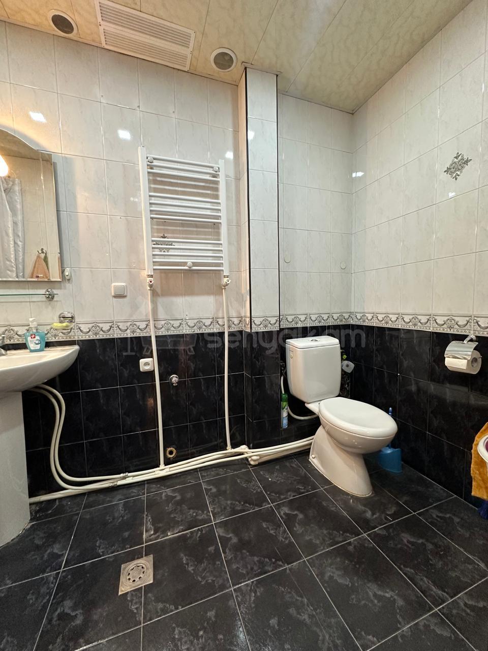 2 Սենյականոց Բնակարան Քարե Շենքում, 67քմ, 4/5 հարկ, Նորմալ Վիճակում