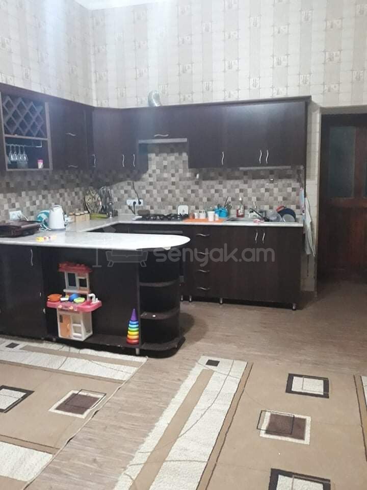8 Սենյականոց Բնակարան Քարե Շենքում, 360քմ, 2/2 հարկ, Կոսմետիկ Վերանորոգված