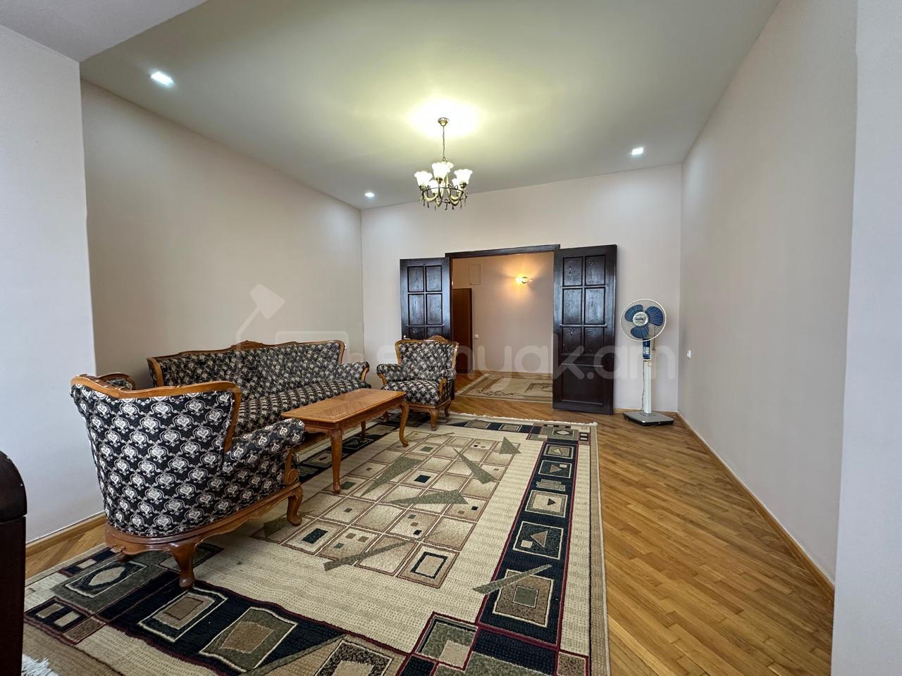 2 Սենյականոց Բնակարան Քարե Շենքում, 67քմ, 4/5 հարկ, Կապիտալ Վերանորոգված