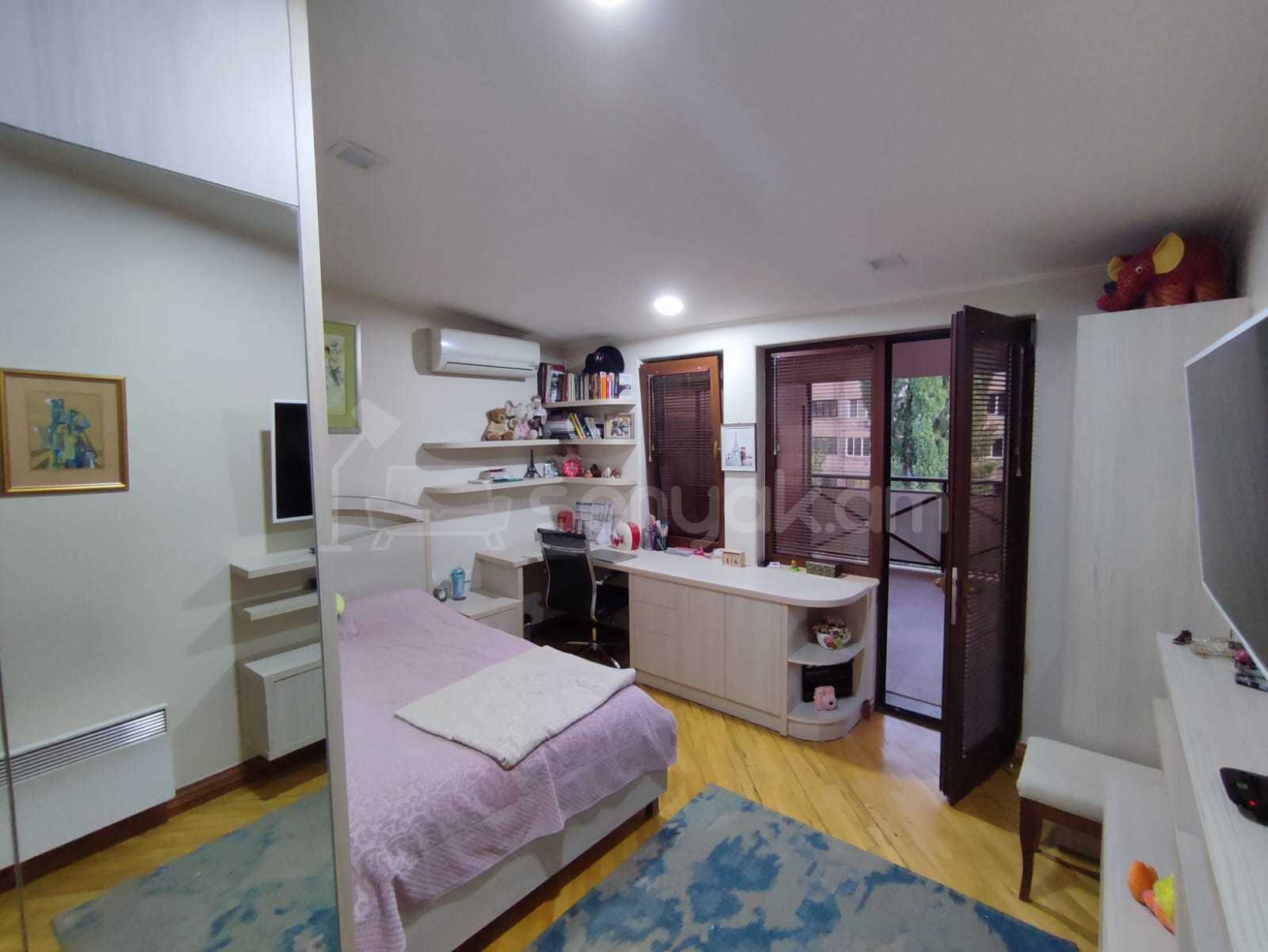 5 Սենյականոց Բնակարան Քարե Շենքում, 203քմ, 6/6 հարկ, Կապիտալ Վերանորոգված