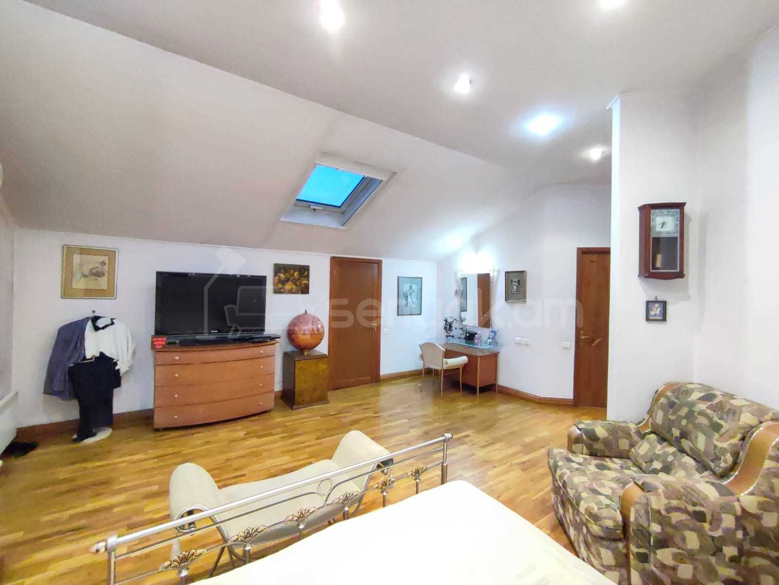 5 Սենյականոց Բնակարան Քարե Շենքում, 203քմ, 6/6 հարկ, Կապիտալ Վերանորոգված