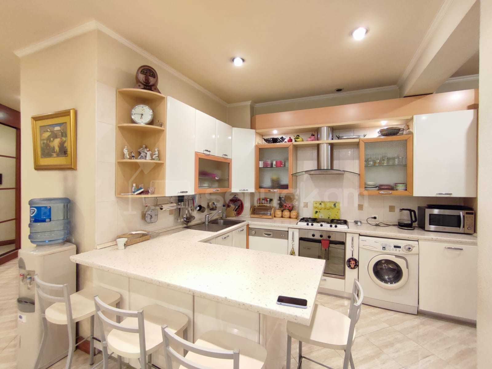 5 Սենյականոց Բնակարան Քարե Շենքում, 203քմ, 6/6 հարկ, Կապիտալ Վերանորոգված