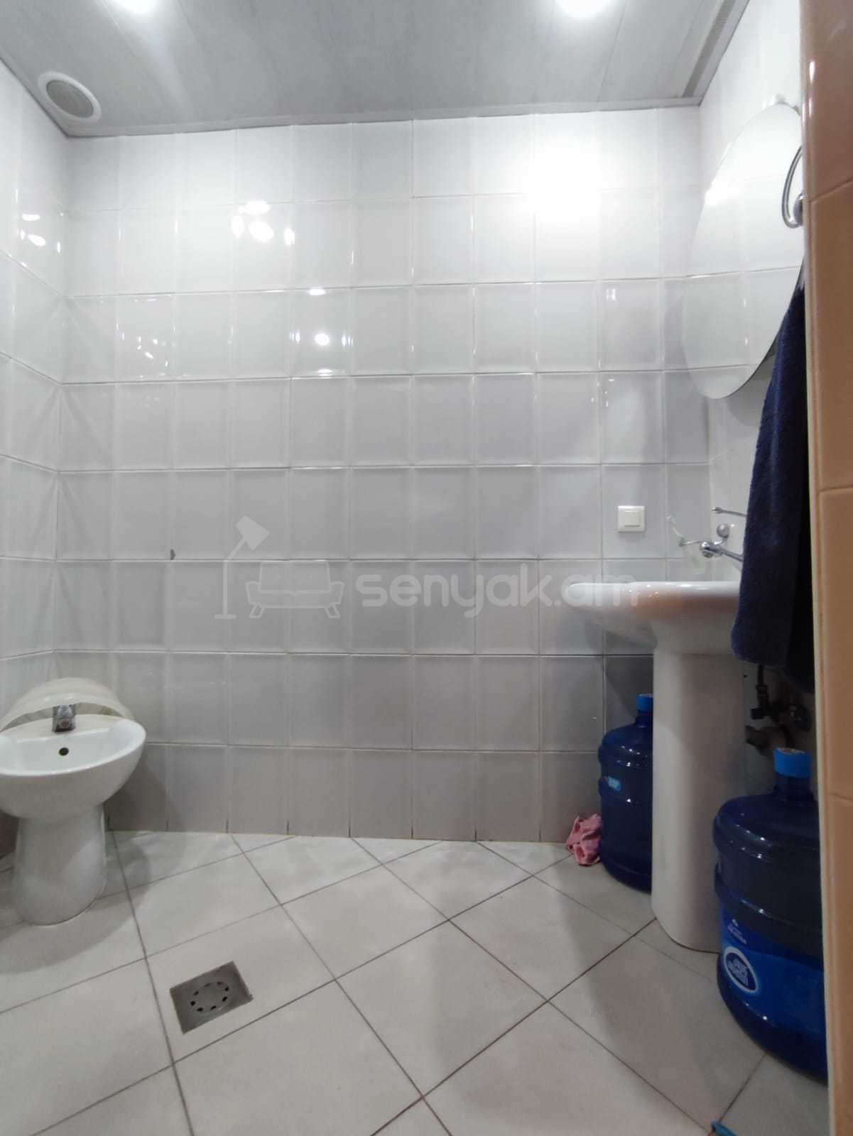 5 Սենյականոց Բնակարան Քարե Շենքում, 203քմ, 6/6 հարկ, Կապիտալ Վերանորոգված