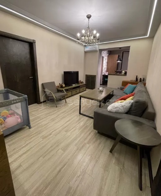 3 Սենյականոց Բնակարան Քարե Շենքում, 55քմ, 5/5 հարկ, Կապիտալ Վերանորոգված