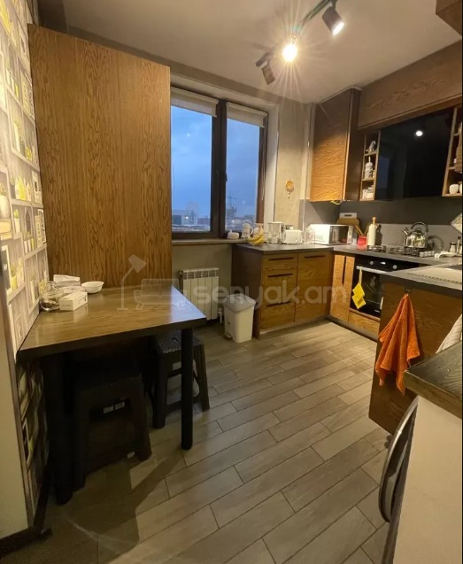 3 Սենյականոց Բնակարան Քարե Շենքում, 55քմ, 5/5 հարկ, Կապիտալ Վերանորոգված