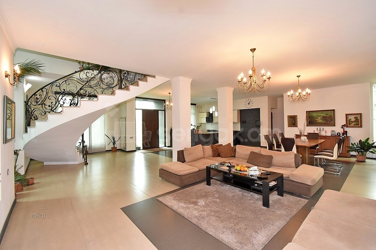 5 Սենյականոց Շքեղ Առանձնատուն, 315քմ, Ավտոտնակով